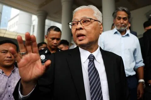 马国前首相依斯迈星期四（8月27日）在吉隆坡刑事地庭被控没有如实申报资产，成为第三名卸任后遭提控的前首相。（路透社）
