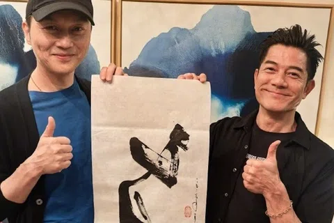 张智霖（左）迎来55岁生日，郭富城送上亲笔字画作为贺礼。（取自艺人微博）